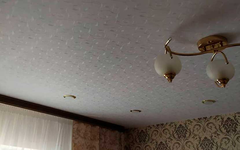 Натяжной потолок в прихожей